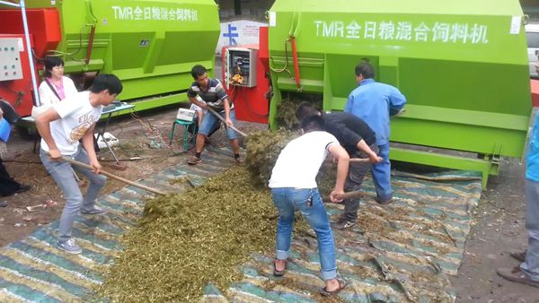 TMR全日粮饲料搅拌机视频