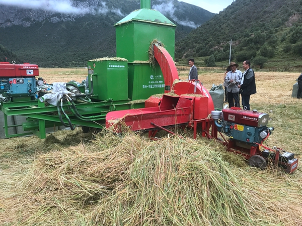 青海秸秆打包机客户现场 (3)