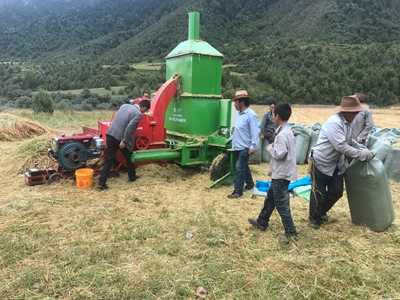 青海秸秆打包机客户现场 (7)