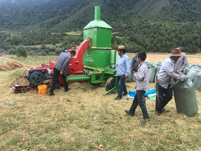 青海秸秆打包机客户现场 (7)